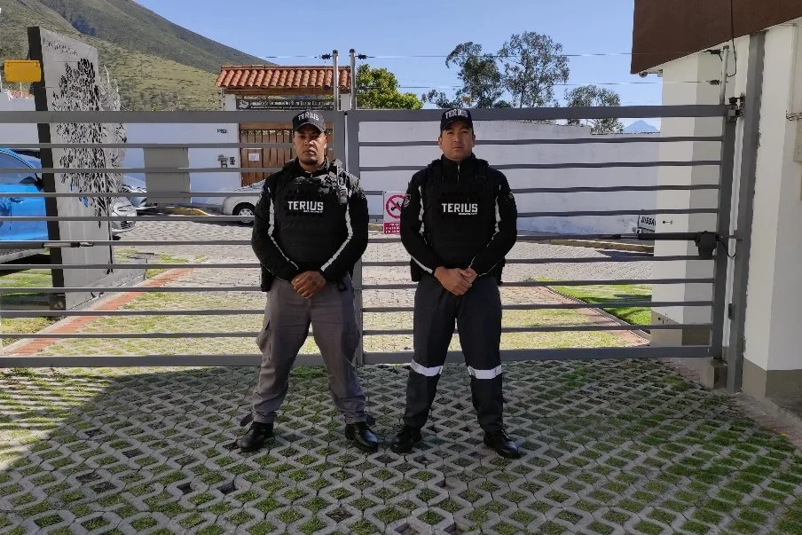 Agentes TERIUS SEGURIDAD en puesto de servicio