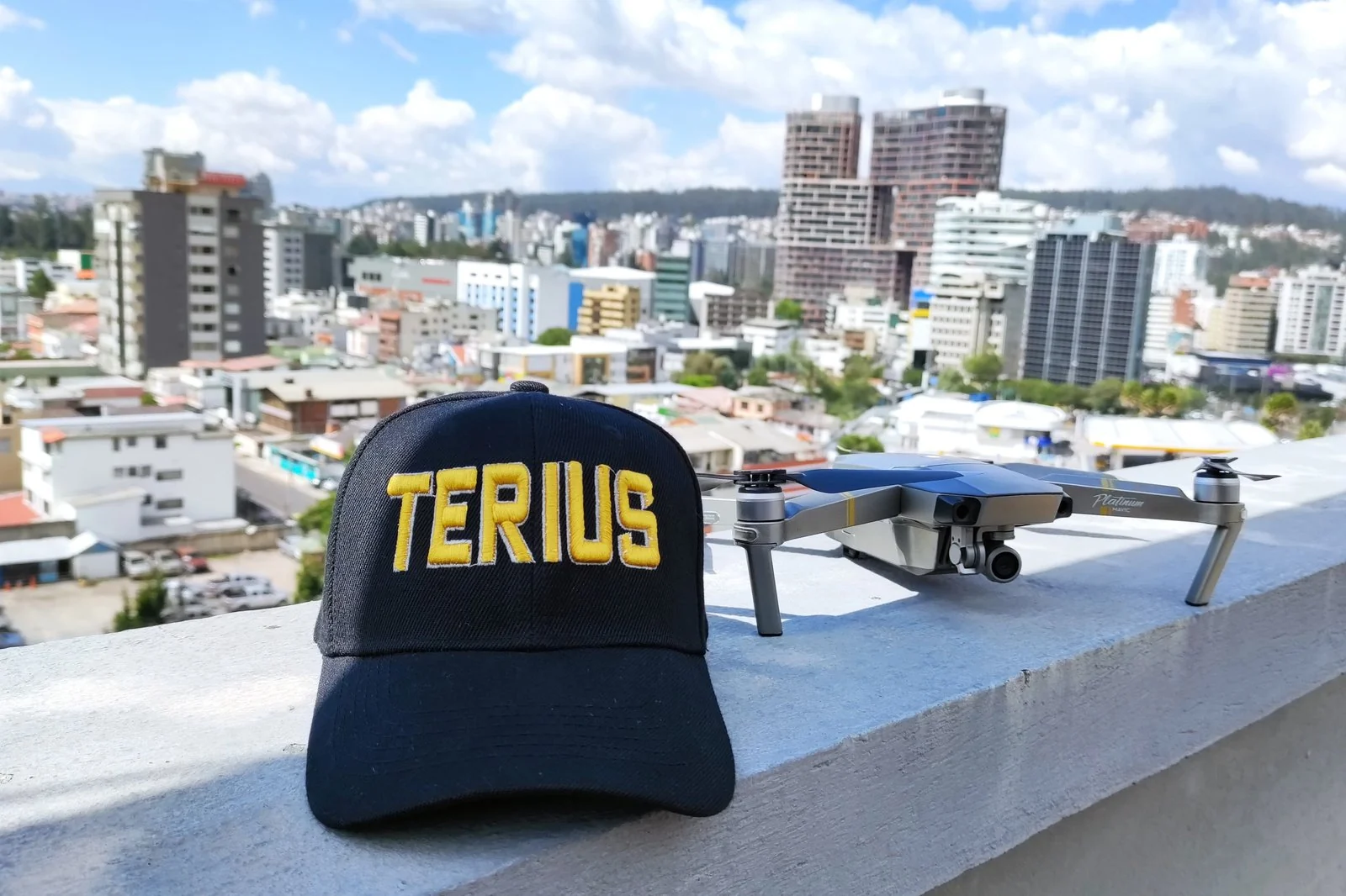Gorra TERIUS y dron con vista de Quito