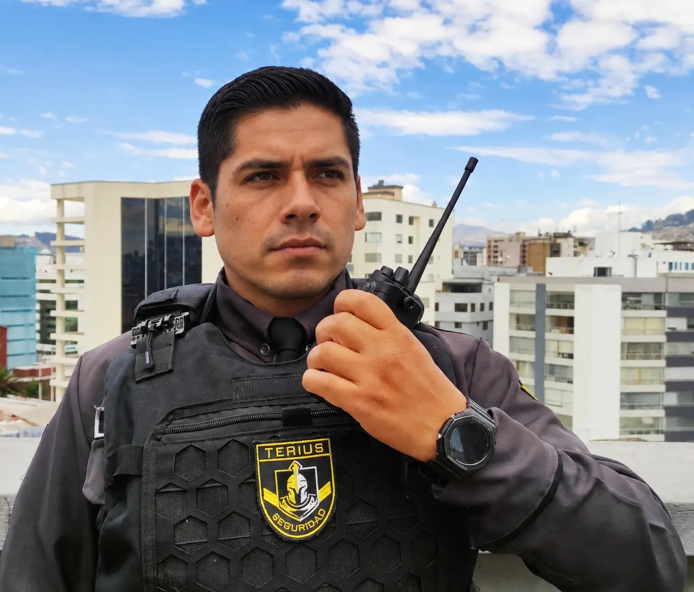 Agente de TERIUS SEGURIDAD comunicándose por radio